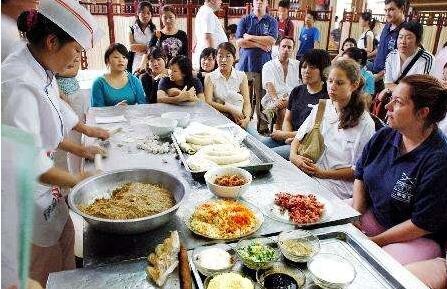 “卤藕怎么上色好看？卤藕如何煮才不会变黑”